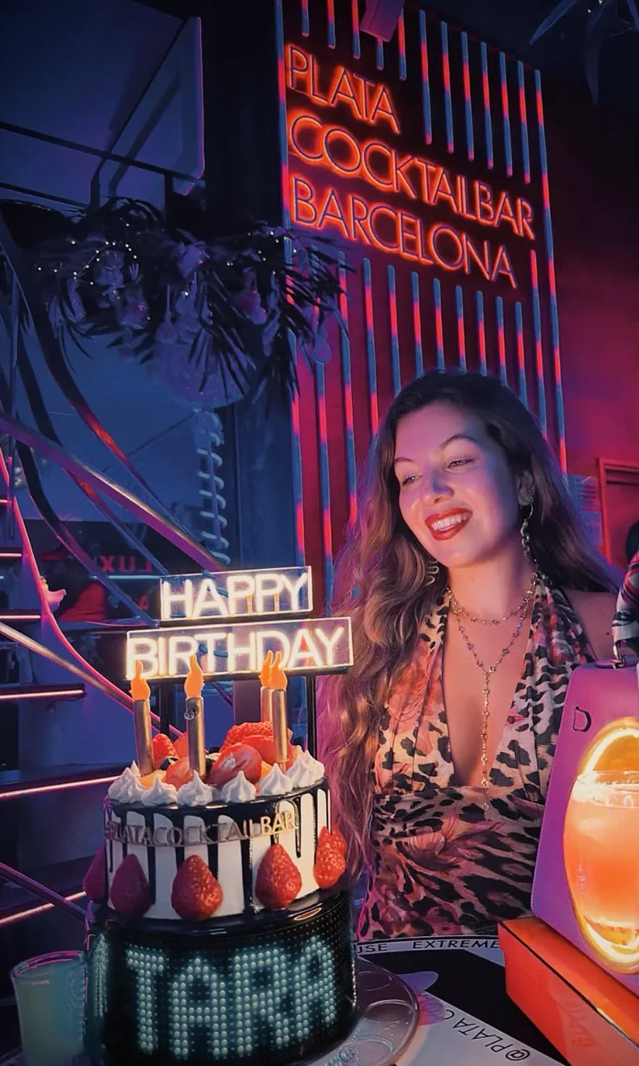 Invitada celebrando junto al Birthday Cake iluminado en Plata Cocktail Bar Barcelona