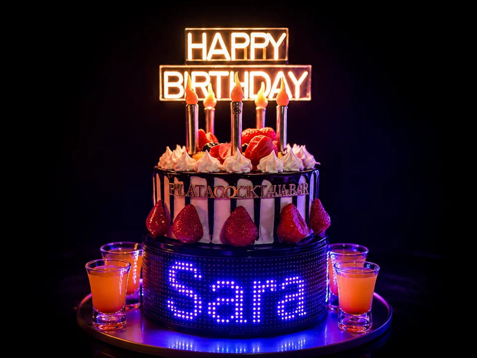 Birthday Cake con pantalla LED y nombre personalizado en Plata Cocktail Bar Barcelona