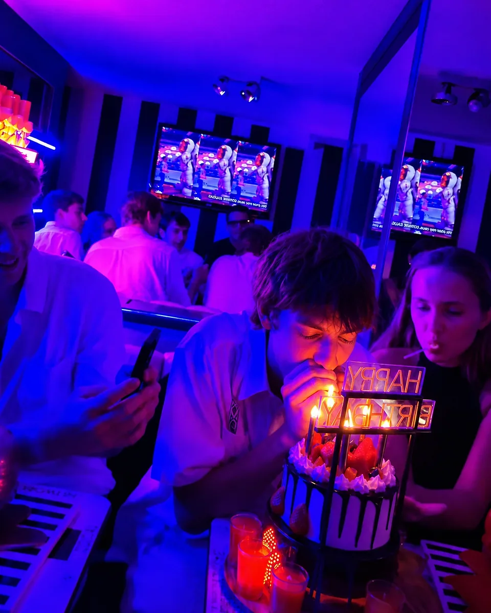 Invitados soplando las velas del Birthday Cake en Plata Cocktail Bar Barcelona
