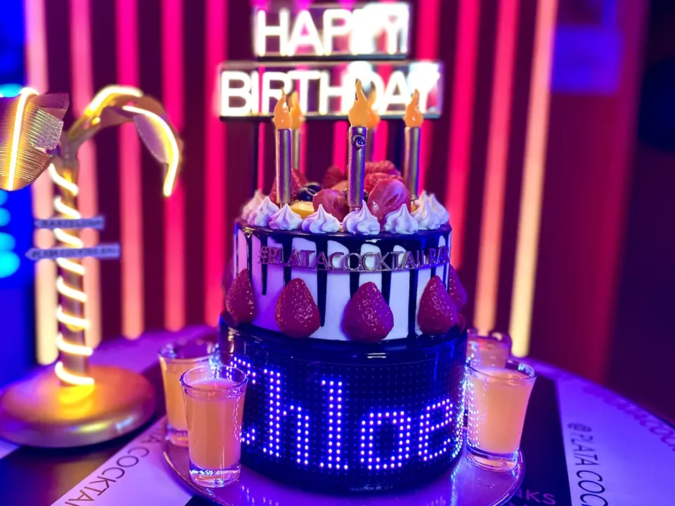 Happy Birthday Shots alrededor del Birthday Cake iluminado en Plata Cocktail Bar Barcelona